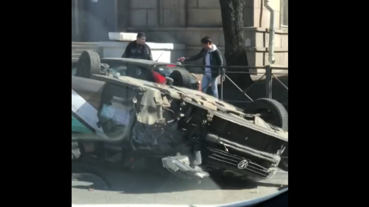Каршеринг встал на дыбы на Московском проспекте Петербурга, пострадало два человека