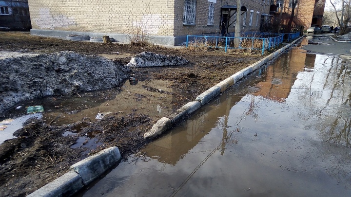 В Челябинске после капитального ремонта развалился и утонул двор