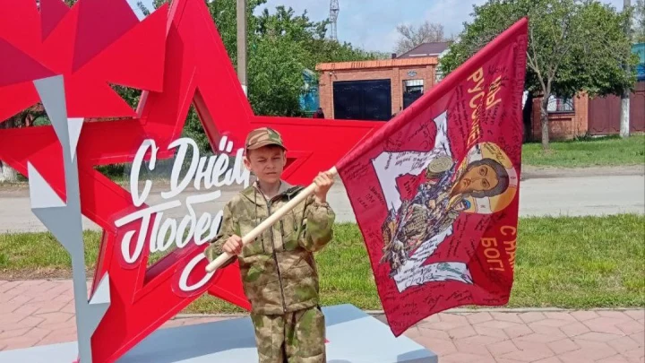 Десятилетний мальчик с онкологией на свою пенсию помогает русским военным