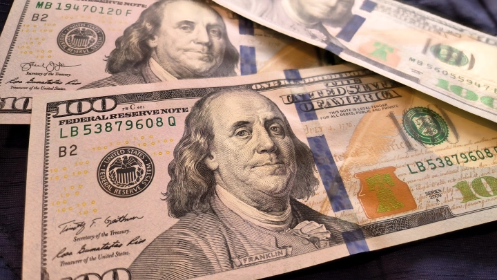 Курс доллара на Forex 21 ноября опустился ниже 77 рублей