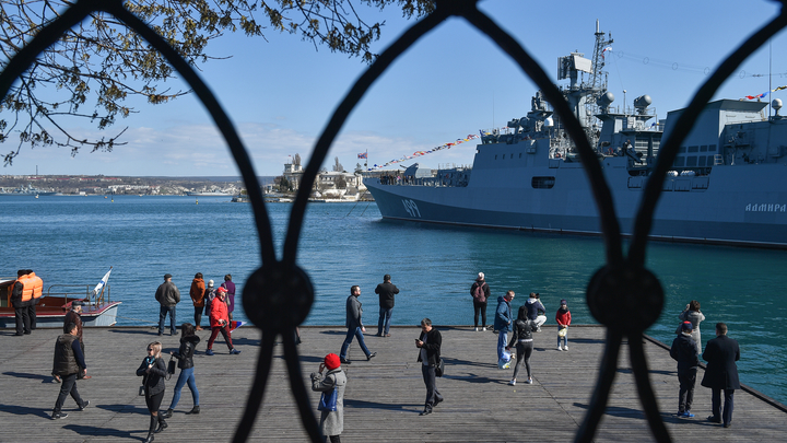 Японцы копируют вежливых людей и репетируют присоединение Крыма