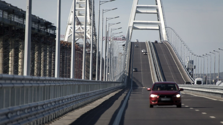 Рекордная пробка на Крымском мосту 4 августа: где раздают бесплатную воду
