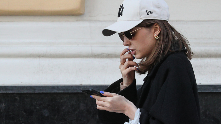 За русскими могут следить через камеру смартфона. Как обнаружить и убрать слежку