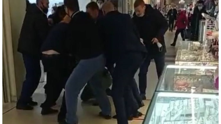 В Самаре проверка посетителей в ТЦ закончилась дракой   