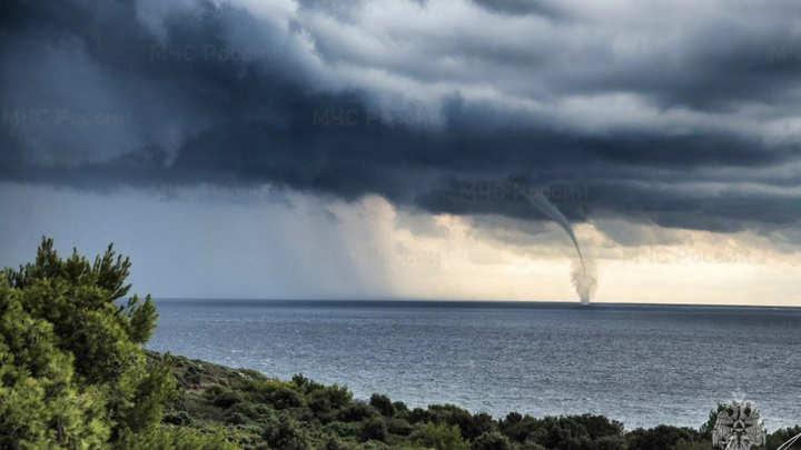 Из-за угрозы формирования смерчей в Сочи закрыли пляжи