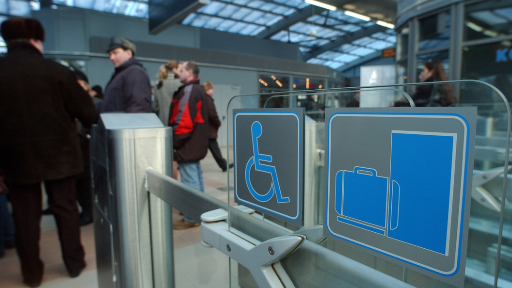 Инвалиду отказали в посадке на самолет из-за аккумулятора в коляске ...