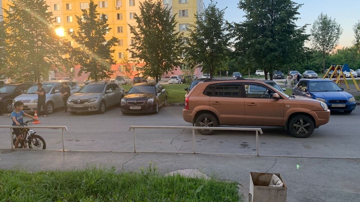 В Новосибирске во дворе дома на улице Высоцкого машина сбила 10-летнюю девочку