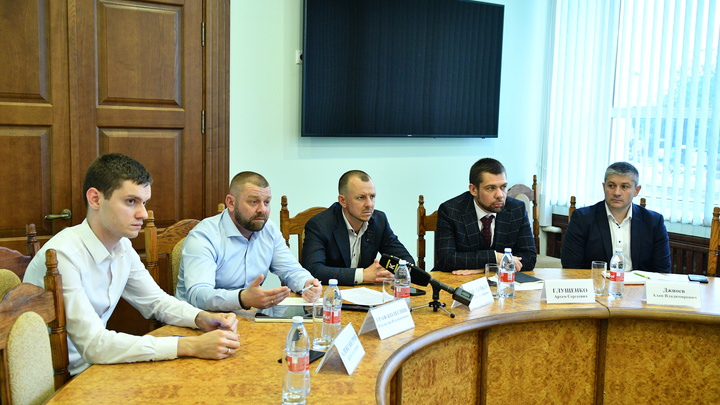 Мэрия Краснодара и караоке-клубы предлагают скорректировать музыкальный репертуар на краевом уровне