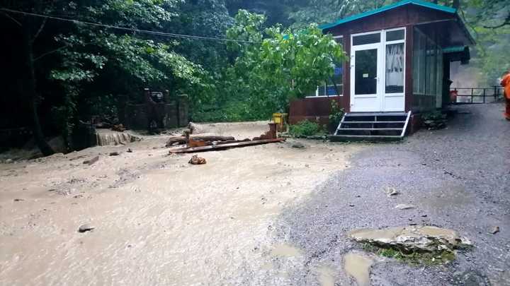 В Сочи из-за непогоды закрыты популярные туристические объекты