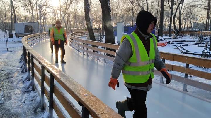 Как в Москве: в парке Терешковой в Челябинске устроили каток на аллеях