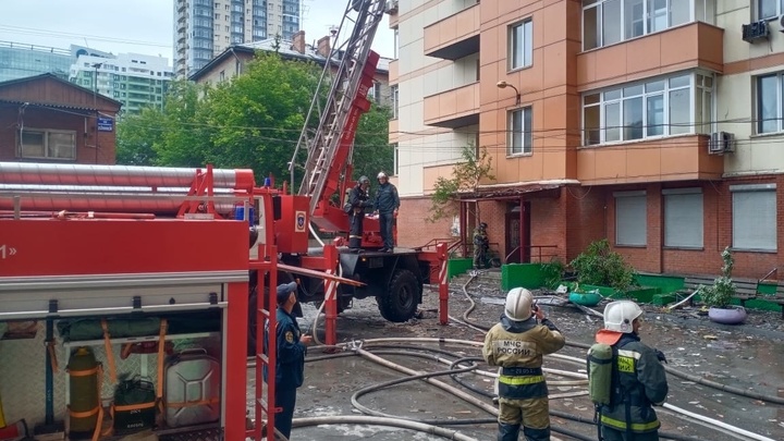 Опубликованы фото и видео с места крупного пожара в центре Новосибирска