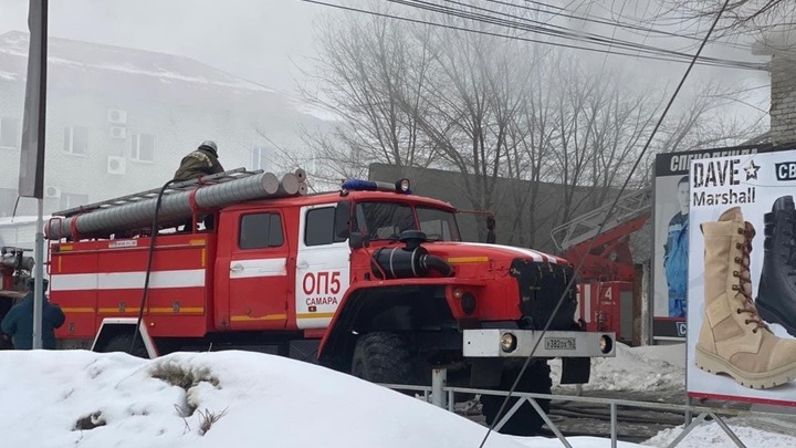 В Самаре горит административное здание на улице Товарной
