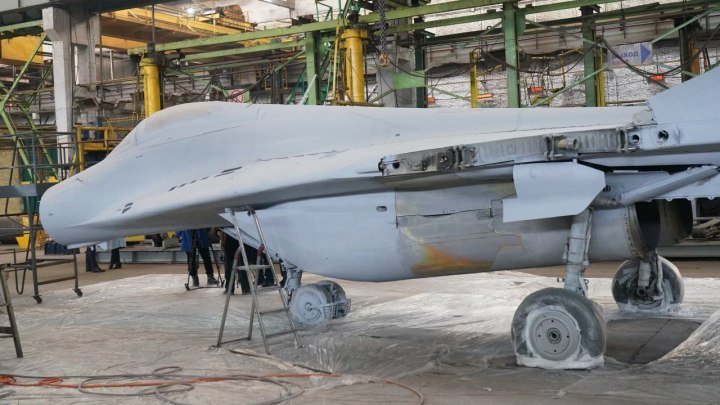 Мэр Дмитрий Анисимов показал боевой истребитель МиГ-29, который установят в Кемерове