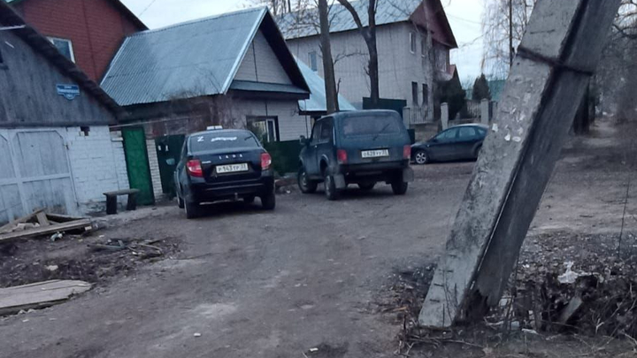 Не умеет ездить задом: в Гусь-Хрустальном депутат на своём «кадиллаке» снёс столб