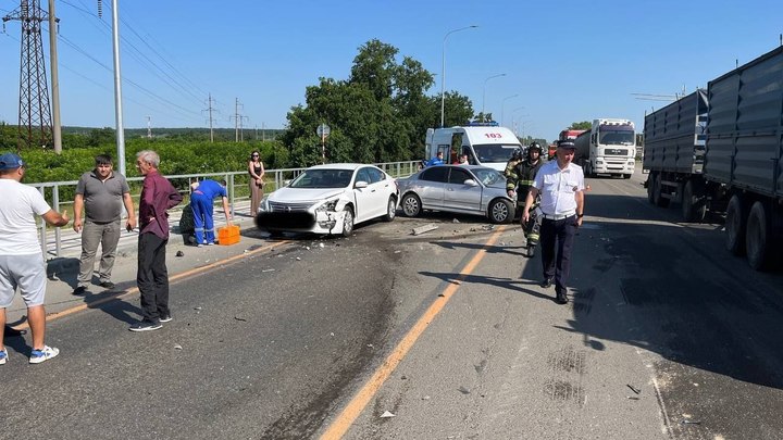 В Кавказском районе произошло массовое ДТП с большегрузом