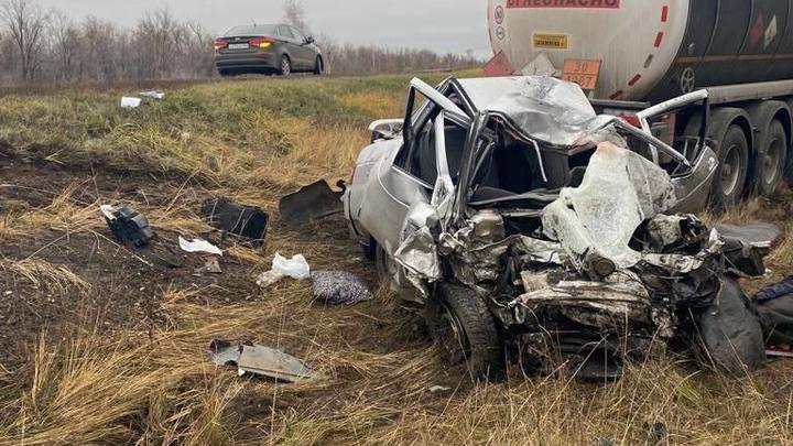 В Самарской области водитель легковушки погиб в ДТП с нефтевозом