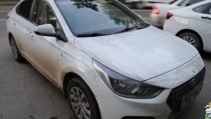 В Тюмени пассажиры напали с ножом на таксиста и угнали его авто