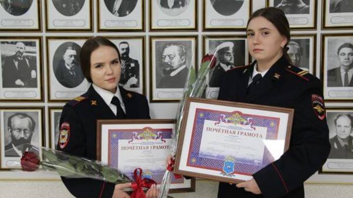 В Самаре наградили двух девушек-полицейских, которые выследили вора, пока были в отпуске