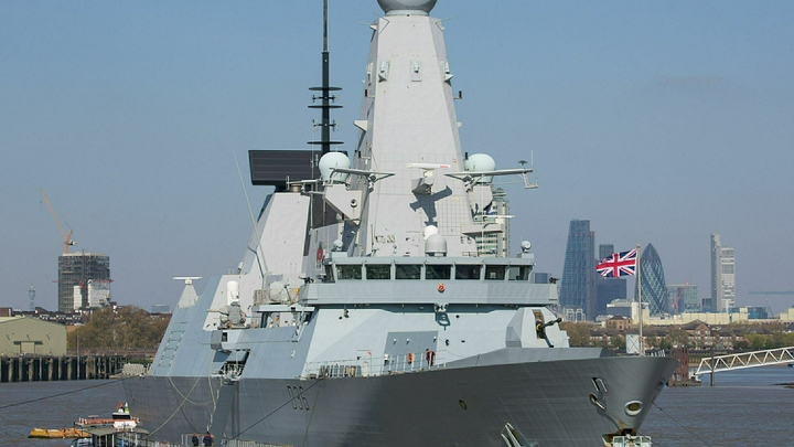 Униженного у Крыма капитана Defender засмеяли после награды