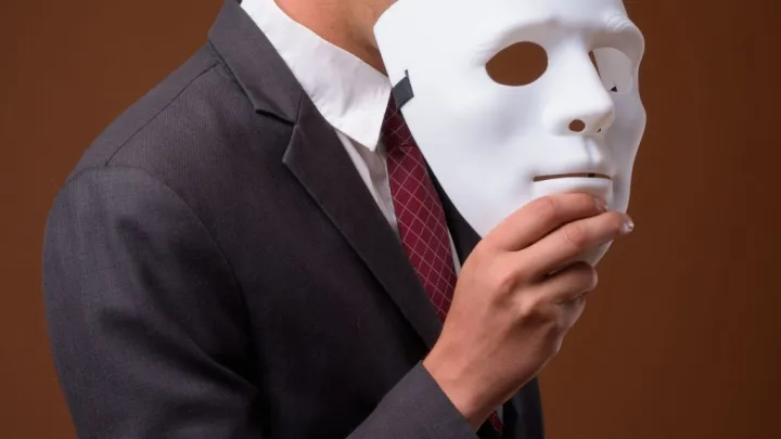 Пощёчина по-нижнему:  мужчина пристаёт к женщинам на одной улице в Мурино