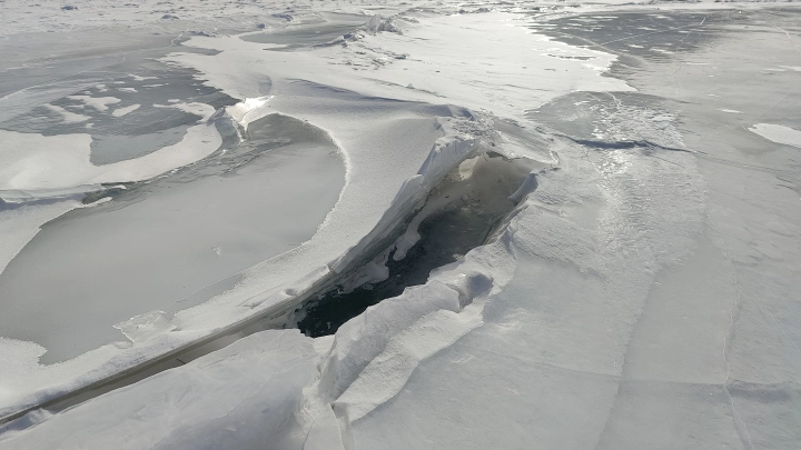 На льдине с сахалинскими рыбаками расползаются широкие трещины