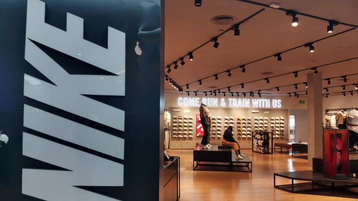 Nike собирается продавать грязные кроссовки за 10 тысяч рублей