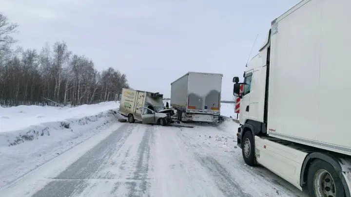 Четыре машины столкнулись на трассе под Челябинском