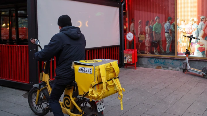 Доставка вина на дом: опасный эксперимент Минцифры вызвал шквал критики