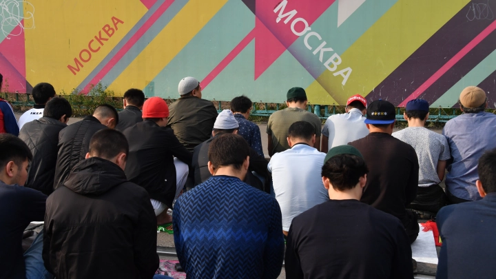 Групповой намаз в центре Москвы: мигранты устроили очередную провокацию