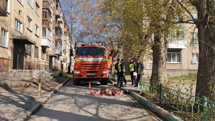 Мусоровоз насмерть сбил пешехода в одном из дворов Новосибирска