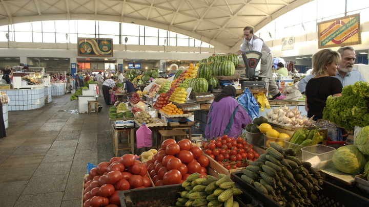 Бакинские помидоры из отборной химии: Мигрант рассказал, как обманывают русских на рынках