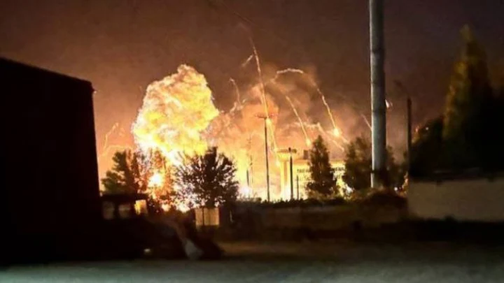 Атака дронов на Брянскую область: взрывы в районе аэропорта Брянска, видео пожара
