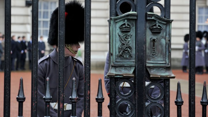 Внезапная реакция королевского гвардейца напугала туриста из Китая - видео