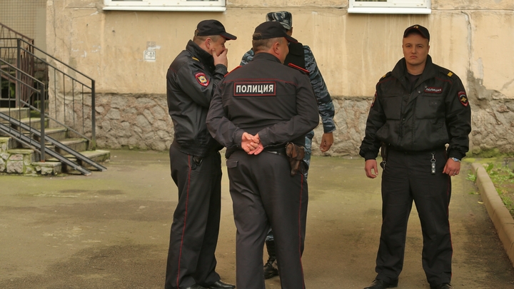 За дверью запертой квартиры в Петербурге нашли тело подростка