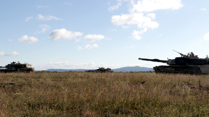 В Словакии перебрасывают на восток танки. Военкор удивился: Зачем?