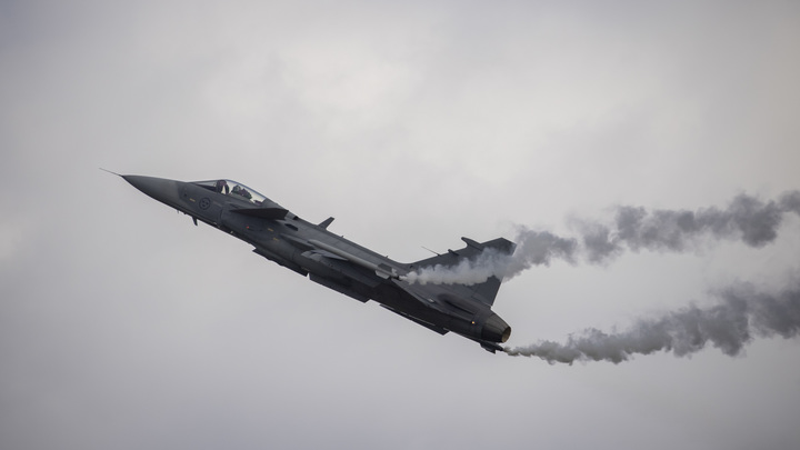 Politico назвало передачу Украине истребителей логистическим кошмаром