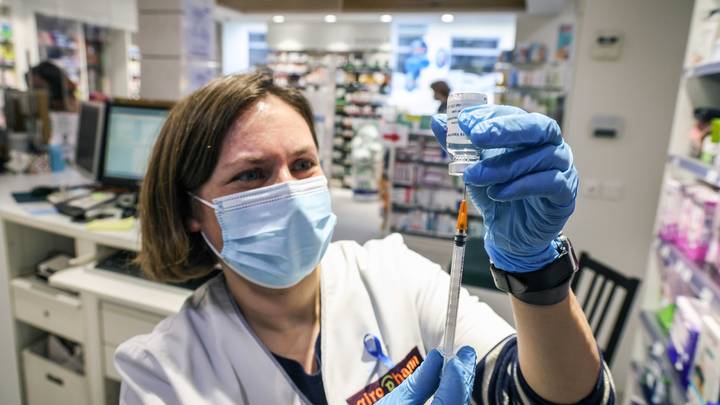 Обязательную вакцинацию от коронавируса не поддерживают 76% новосибирцев