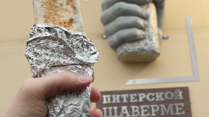 Стало известно, сколько шаверм получится купить на среднюю зарплату в Петербурге