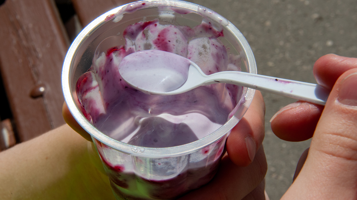Врачи рассказали о трех продуктах, которые нельзя есть летом