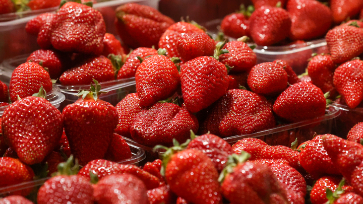 Клубничный подвох: Когда покупать ягоду, рассказала диетолог