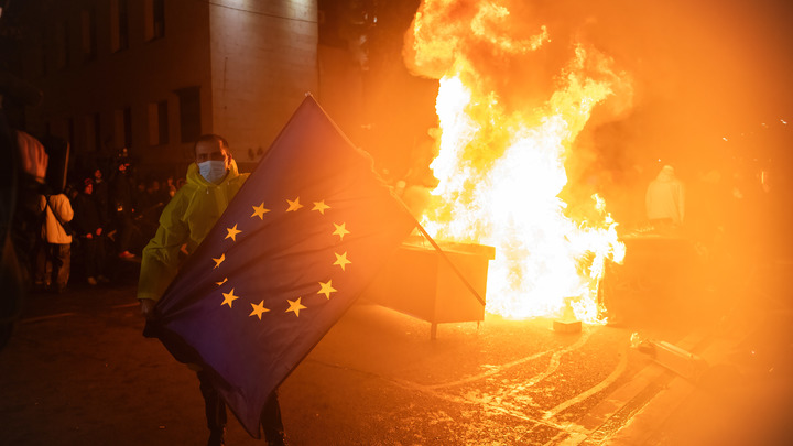 Ситуация накаляется. Еврофанаты бросили лавандовый раф и взяли в руки оружие