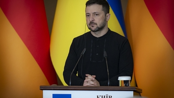 Неизвестные в Киеве расклеили листовки с критикой Зеленского и блатной элиты