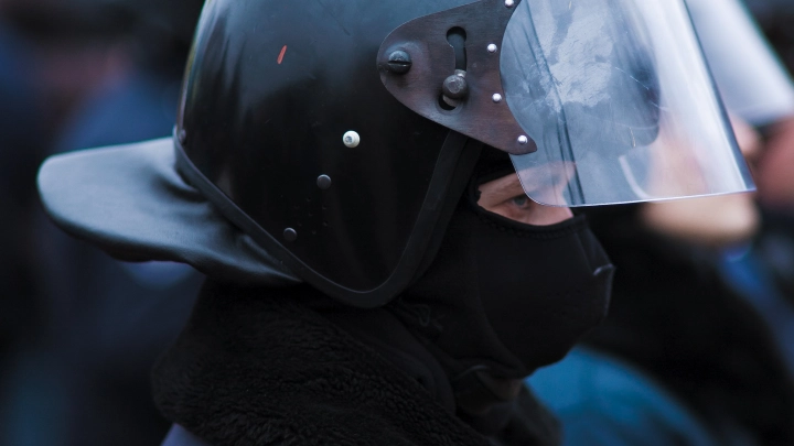 В Молдавии во время разгона православного шествия полицейские грубо затолкали в автобус отца с ребёнком на руках