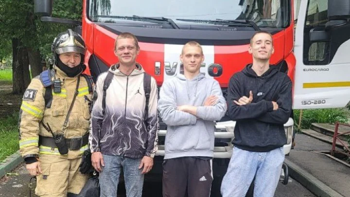 Трое молодых людей бросились тушить чужой пожар в Челябинске