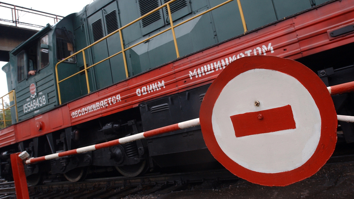 Фура протаранила шлагбаум и вылетела на ж/д переезд под Екатеринбургом