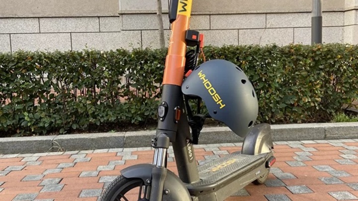 Кикшеринговый сервис Whoosh начал оснащать свои электросамокаты в Москве шлемами