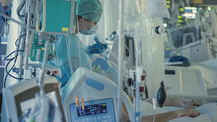 Вирусолог предупредил о появлении в России уникального штамма COVID-19