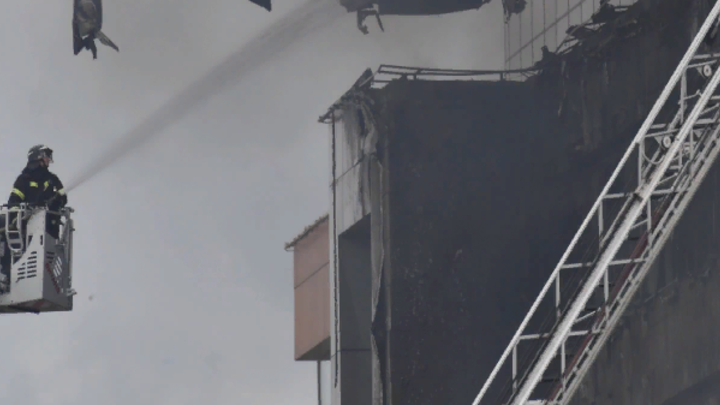 Взрывы не прекращаются ни на минуту: Пожар на заводе в Киеве вызвал переполох в Сети