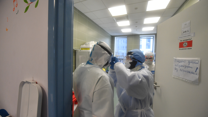 Четырёхчасовую очередь выстояли пациенты с коронавирусом в Борской ЦРБ