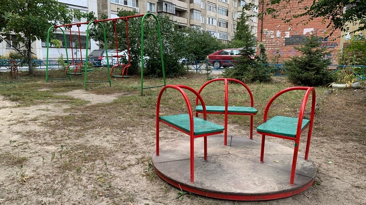 В Челябинске подростки на скутере устроили гонки по детской площадке